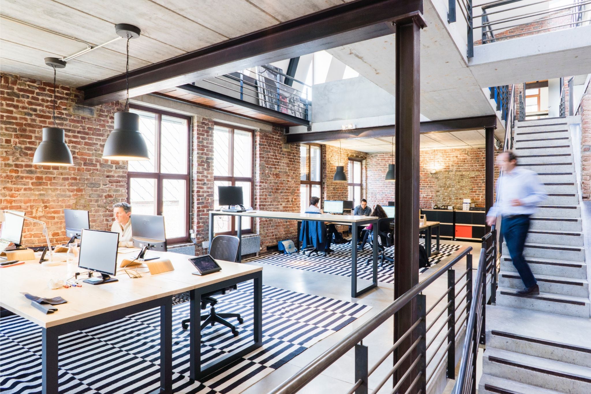 Créez un espace de travail productif avec les bureaux ergonomiques de Mobilia Office